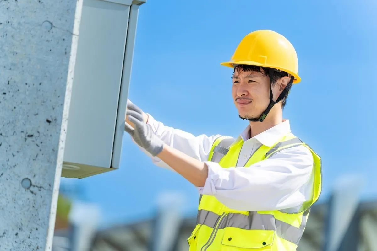 電気工事用ヘルメットの耐用年数、交換タイミングとリスクを解説