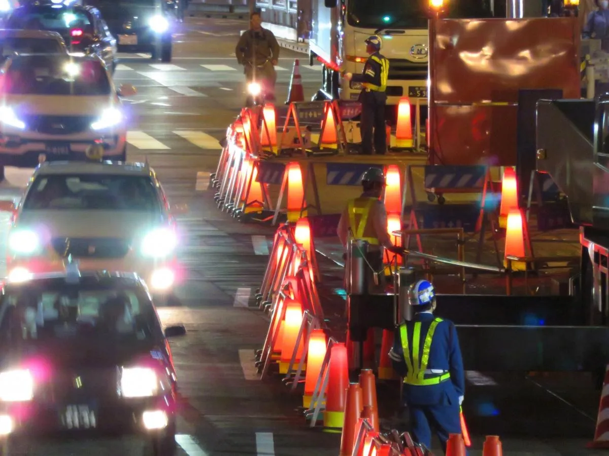 夜中の電気工事の安全対策と騒音回避術を解説