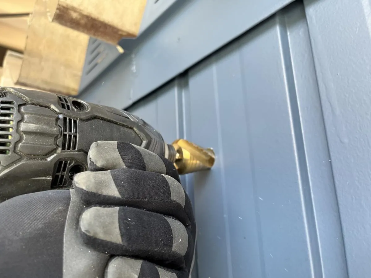 電気工事の壁の穴あけの基本と工具選びなど！