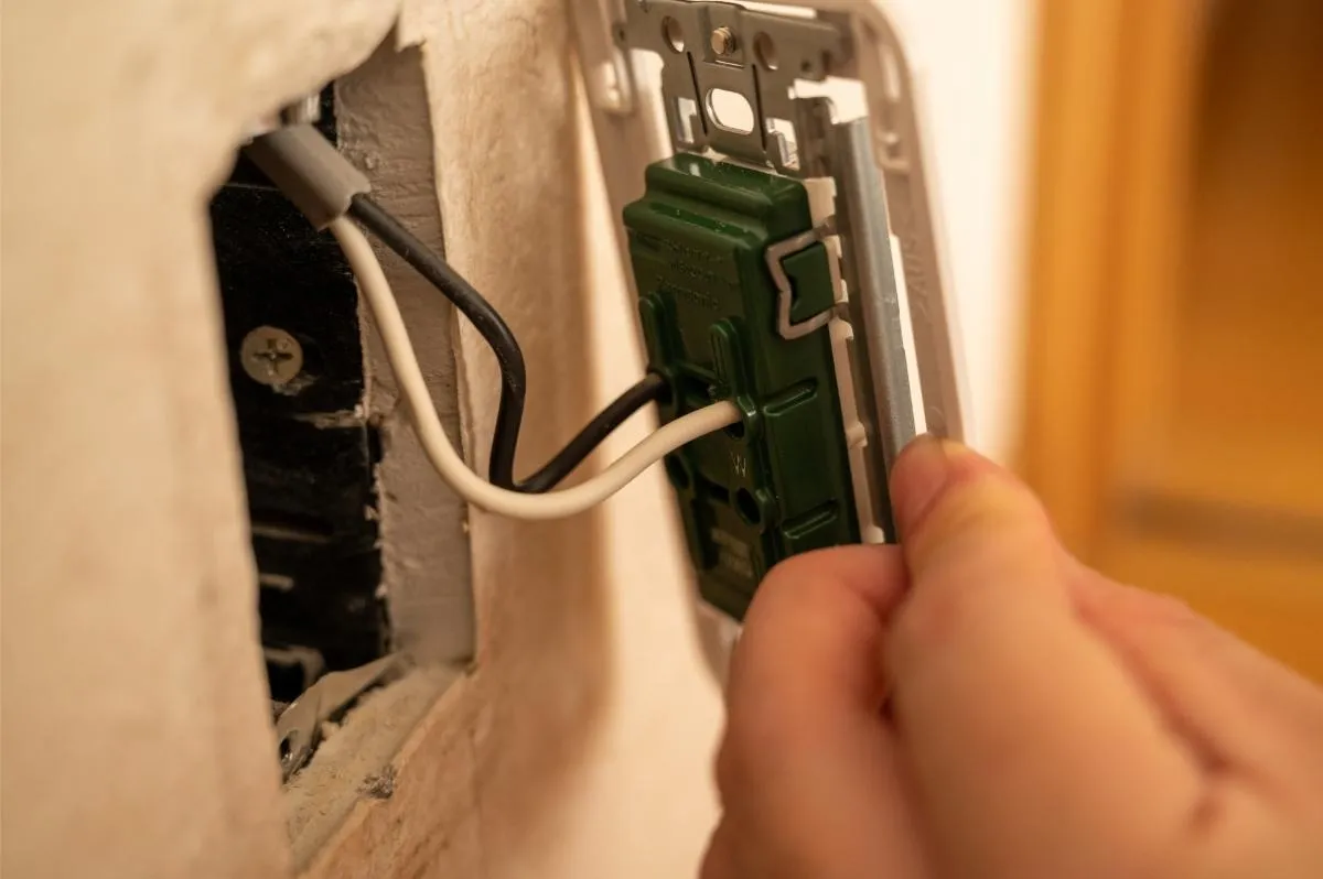 電気工事でコンセント増設の方法など解説！